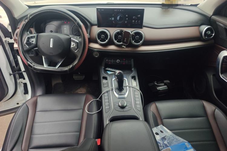 Used Wey VV5 2021 1.5T Two-Wheel Drive Color Pioneer Center Console