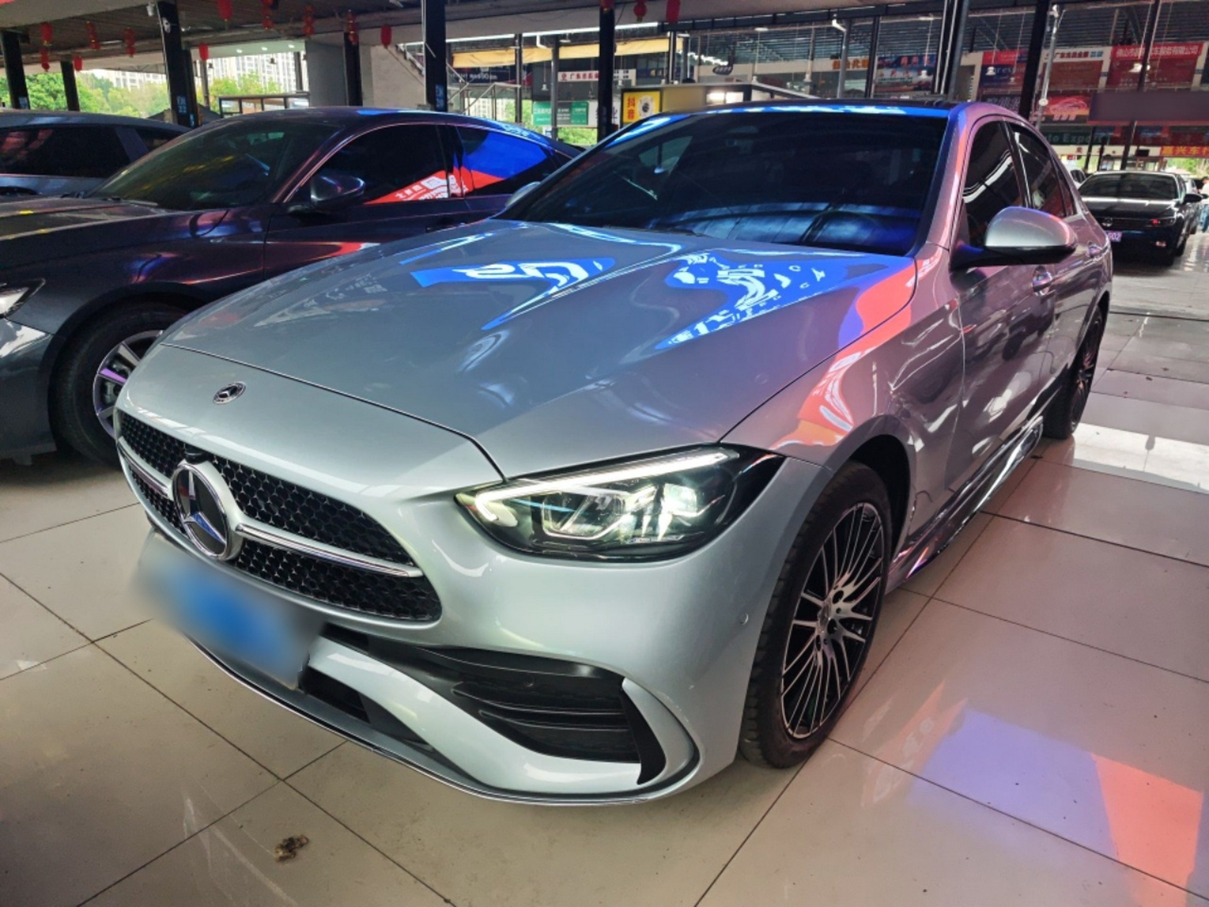 تحت مقدمة السيارة