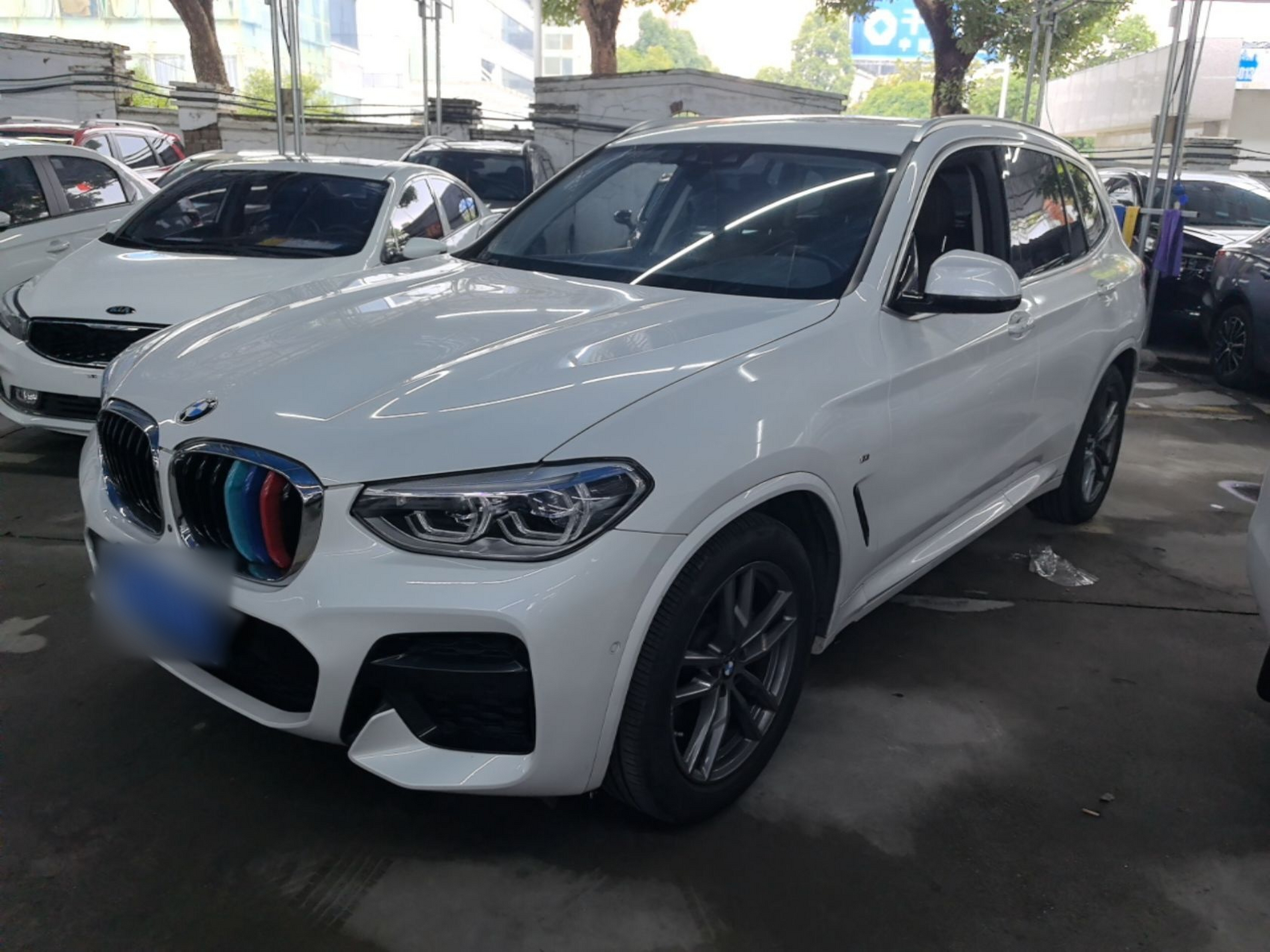 Под передней частью автомобиля