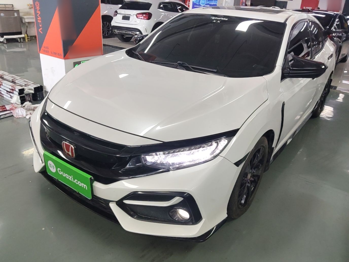 Под передней частью автомобиля