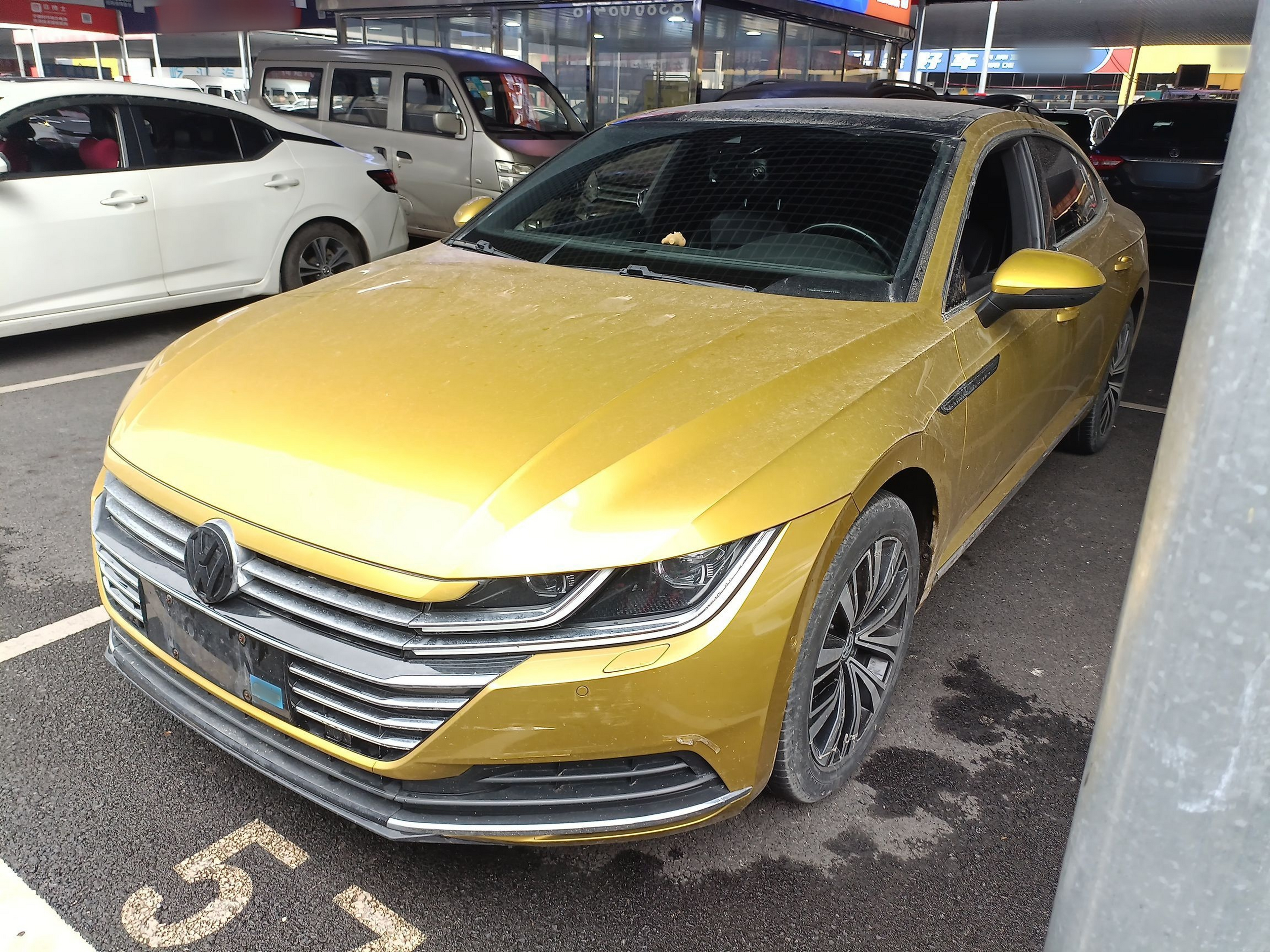 Под передней частью автомобиля