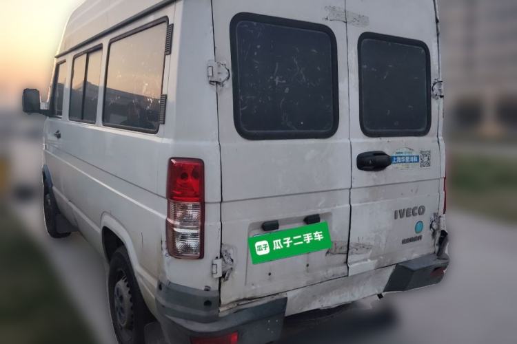 Used Iveco Daily 2020 2.5T A35 Passenger Van Single-Tire Mid-Roof Design 5-9 Seats China VI Emission Standard
