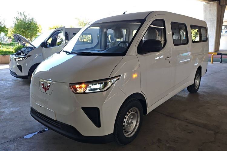 Used Wuling Yangguang 2024 300KM Comfort Version Passenger Van 75kW