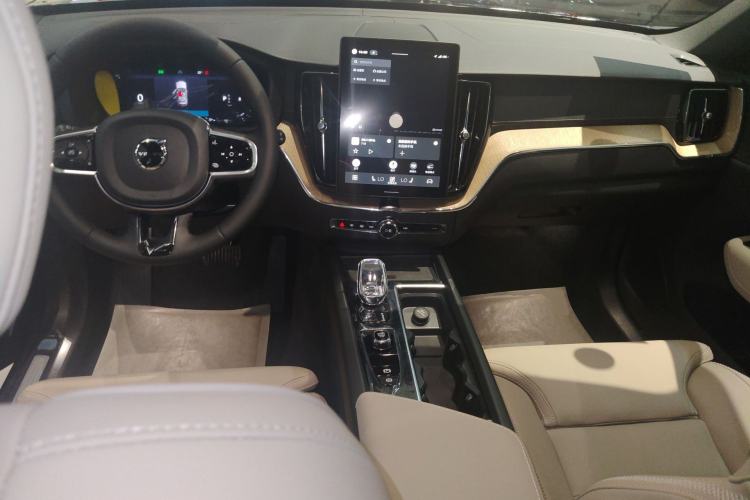 Used Volvo XC60 2026 B5 4x4 Smart Luxury Edition