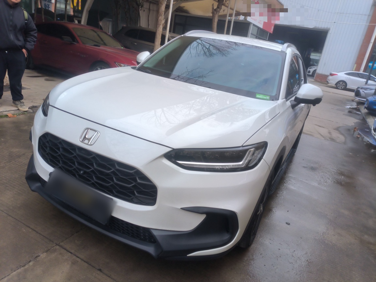 Под передней частью автомобиля