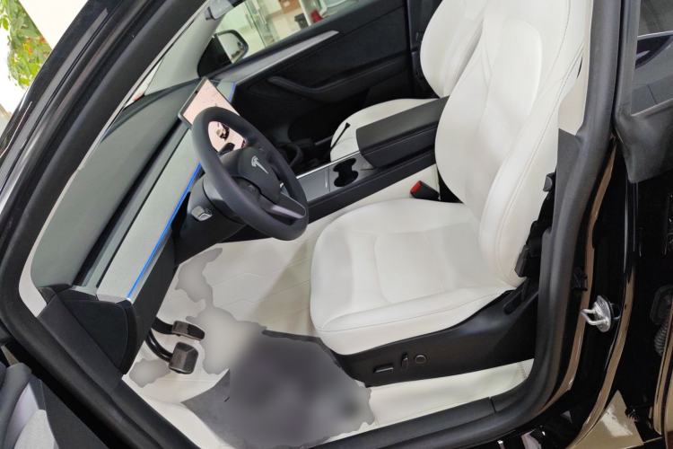 Used Tesla Model Y 2023 Long-Range All-Wheel-Drive Version Left Front Seat