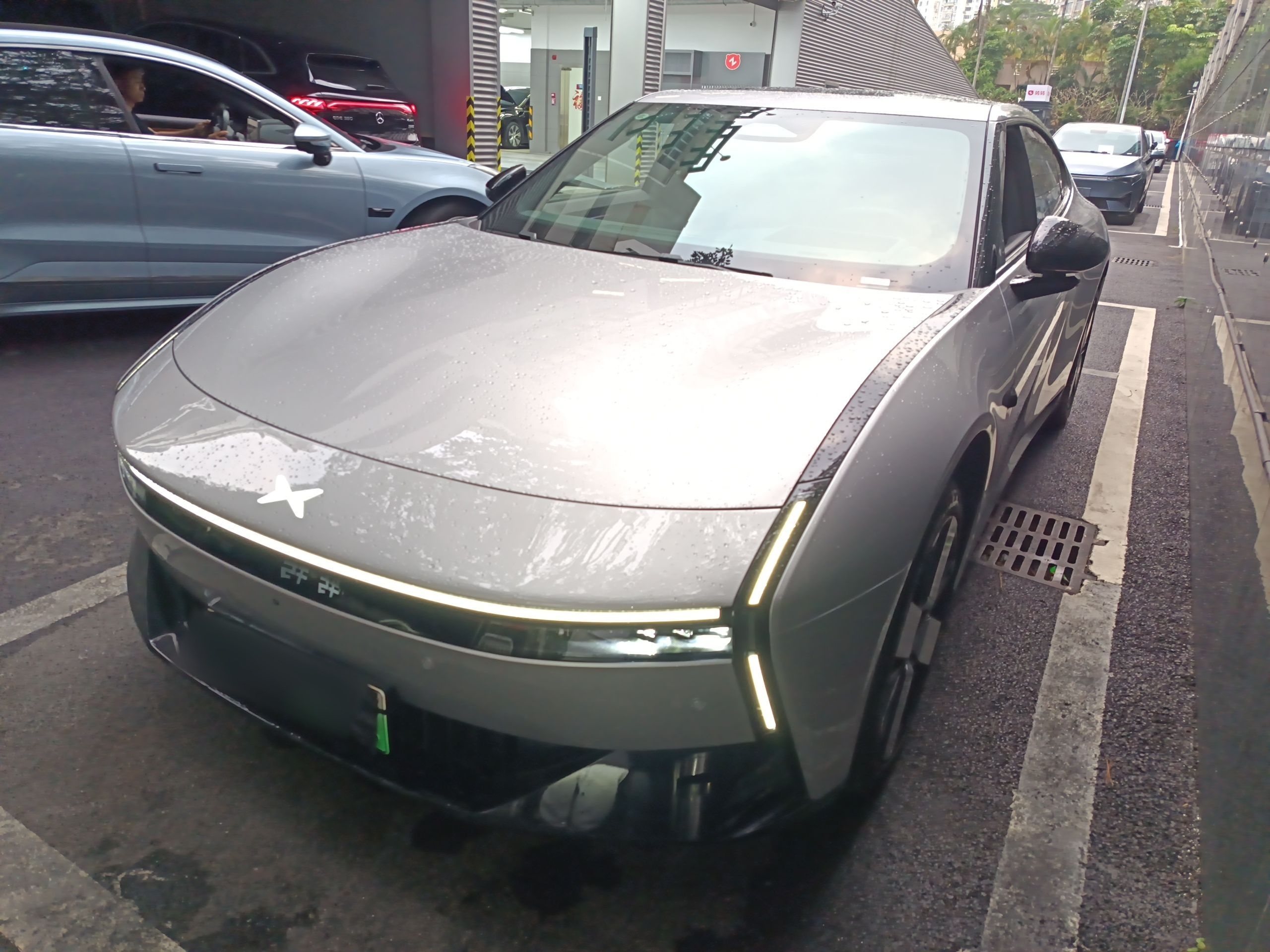 Под передней частью автомобиля