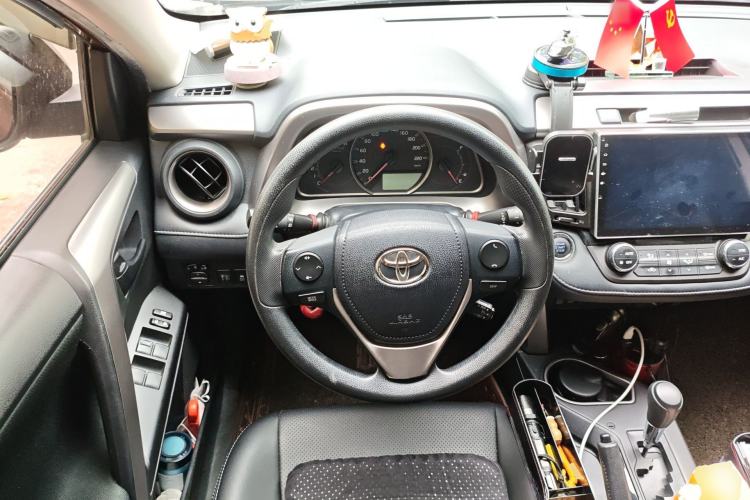 Used Toyota RAV4 2016 2.0L CVT Two-Wheel Drive Fashion Edition China V Standard Steering Wheel
