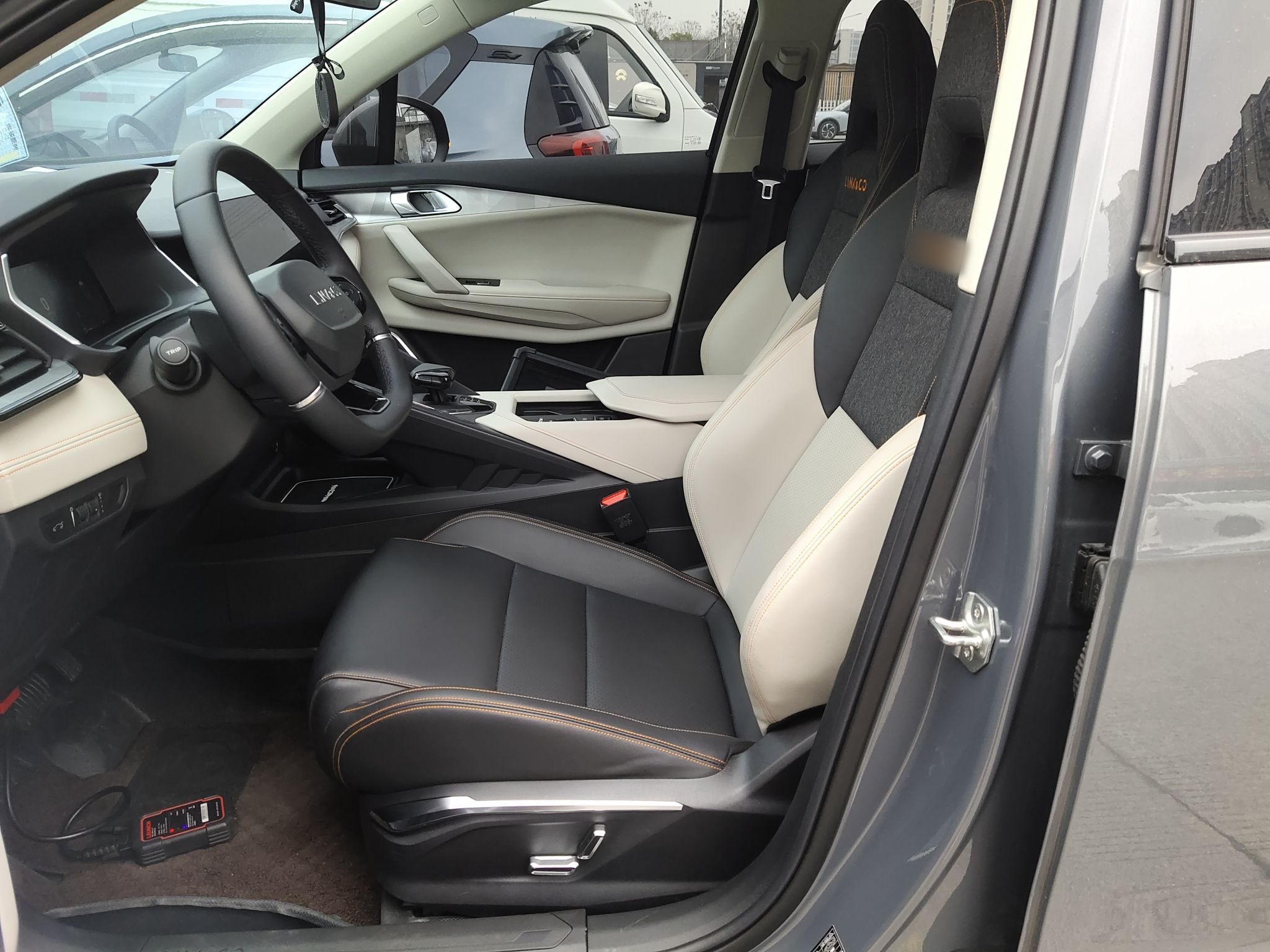 Переднее сиденье в автомобиле