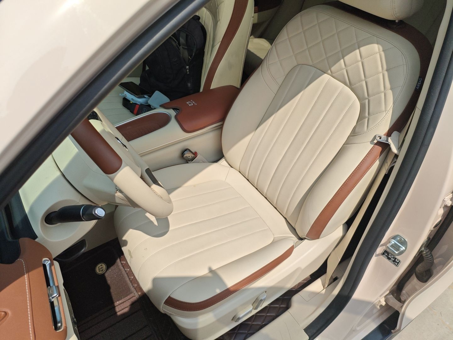 المقاعد الأمامية داخل السيارة