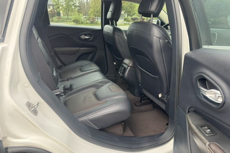 Used Jeep Cherokee 2016 2.4L Professional Edition Interior 8