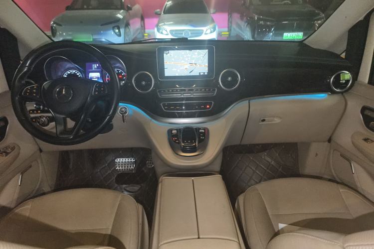 Used Mercedes-Benz V-Class 2016 V 260 L Prestige Extended Edition Center Console