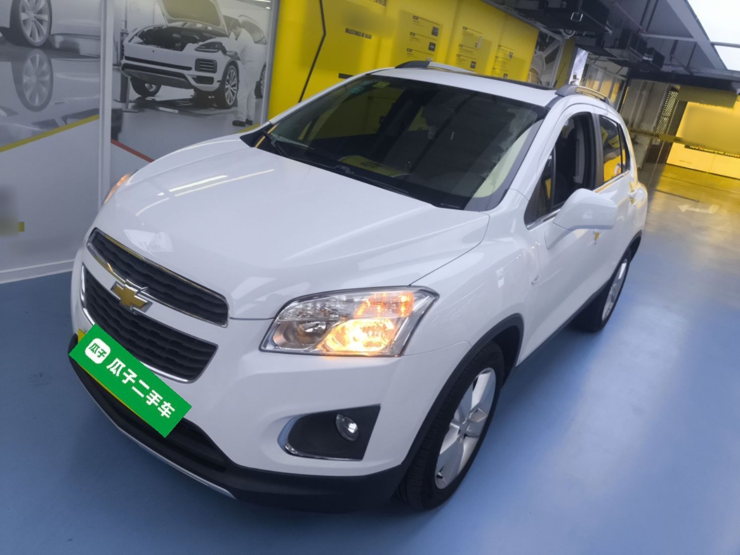 تحت مقدمة السيارة