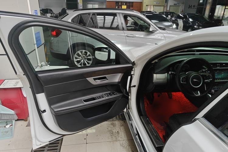 Used Jaguar XFL 2018 XFL 2.0T 250 PS Luxury Edition Driver Seat