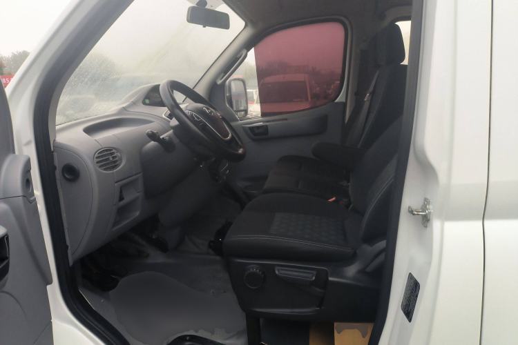 Used SAIC MAXUS Xintu V80 2018 2.5T 6-speed manual Aoyuntong short-wheelbase ultra-low roof 5- or 6-seat model Left Front Seat