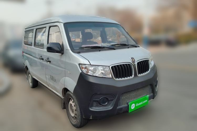 Used Jinbei Hiace X30 2023 1.5L Super-Comfortable Passenger Van 5/6/7-Seater Non-Air-Conditioned Version Model SWC15M