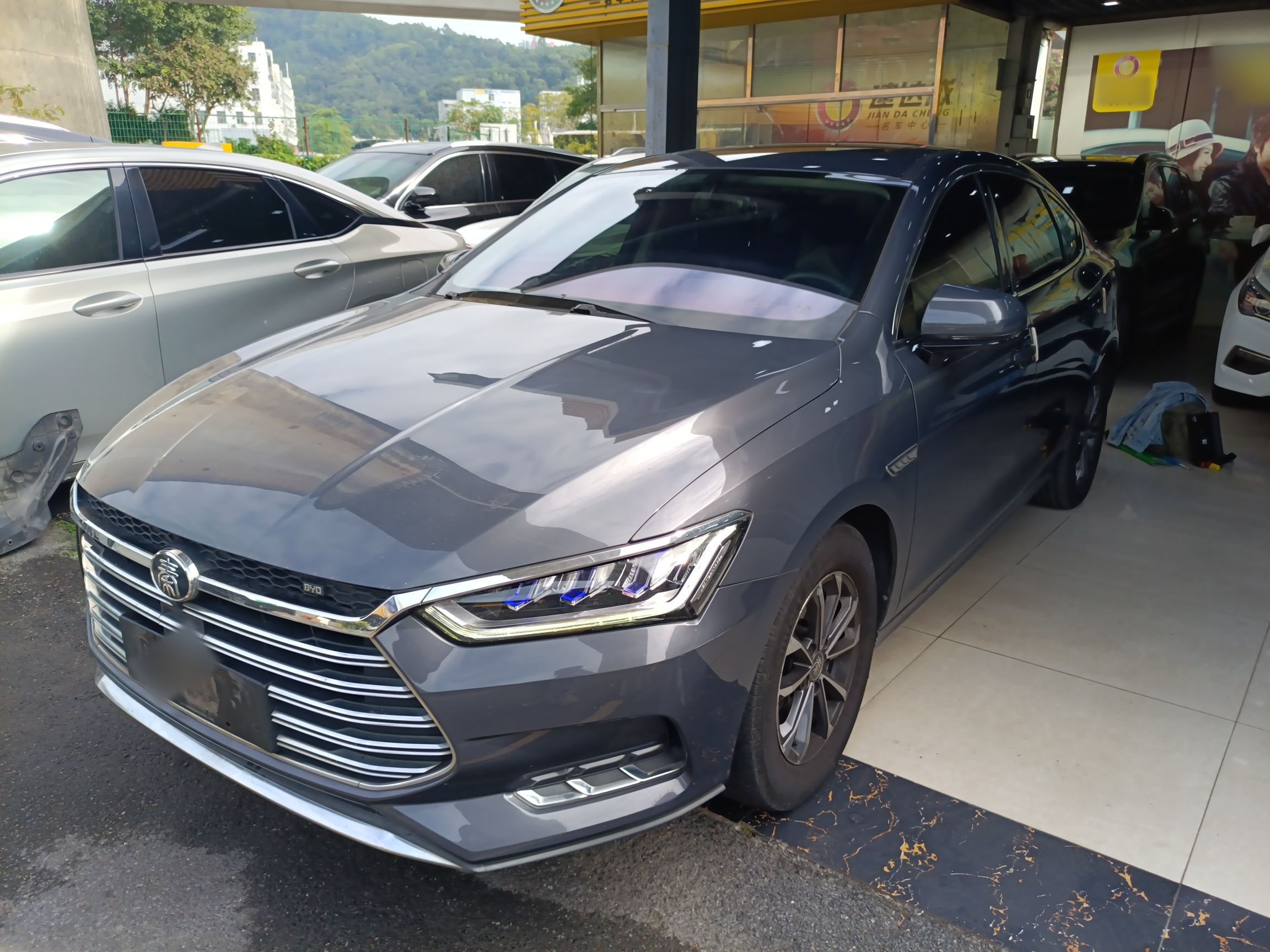 تحت مقدمة السيارة