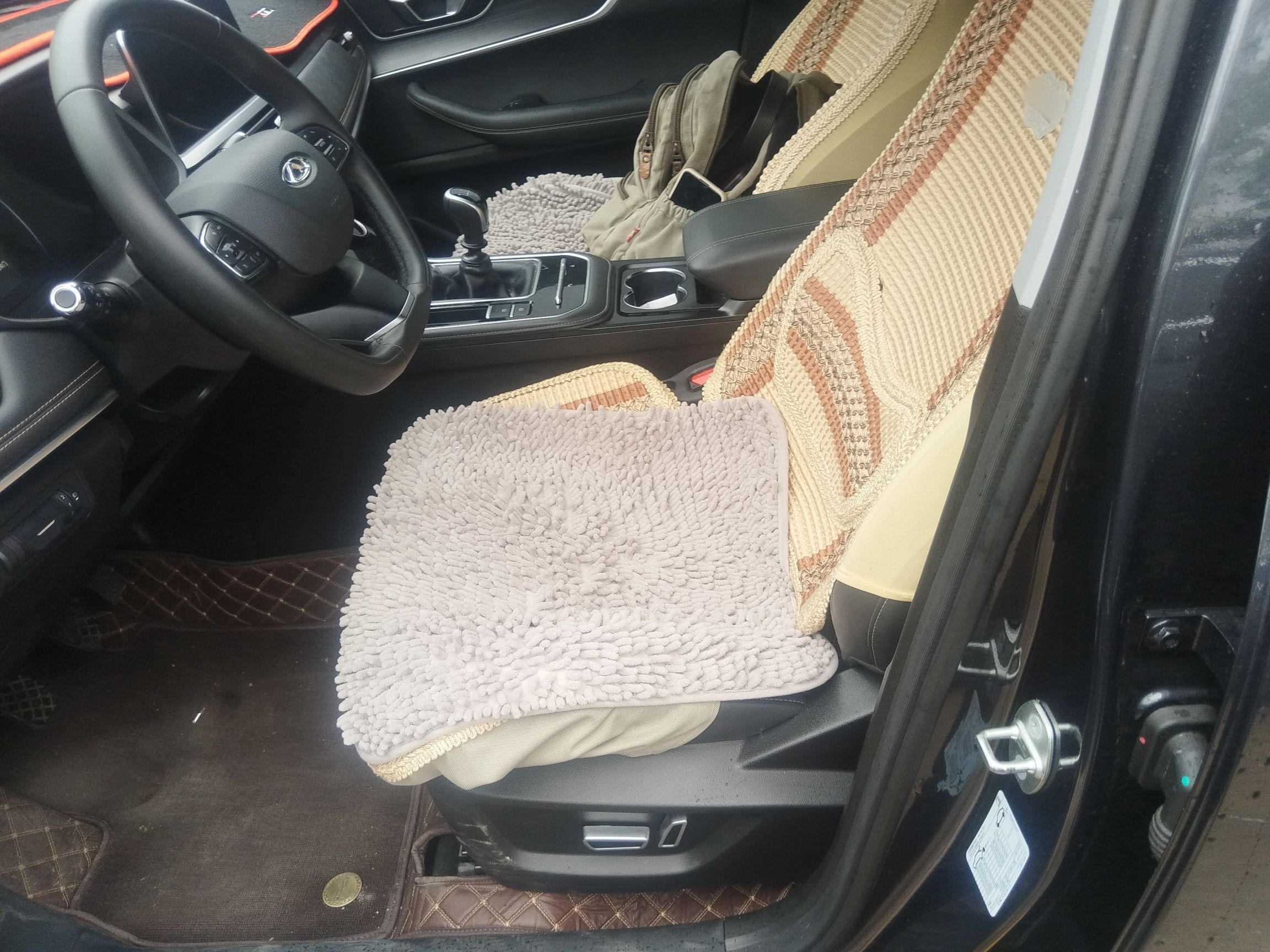 Переднее сиденье в автомобиле