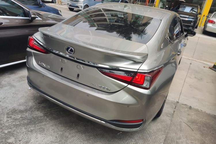 Used Lexus ES 2020 300h Premier Edition Rear Right 45 Deg