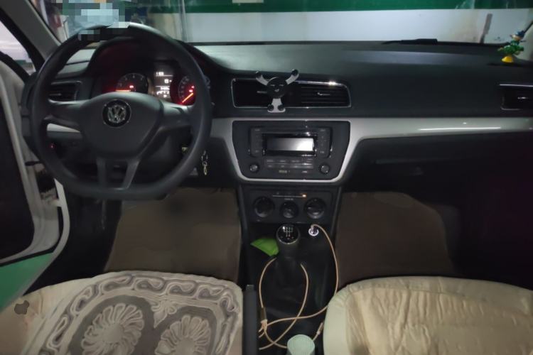 Used Volkswagen Gran Lavida 2015 1.6L Manual Fashion Edition Center Console