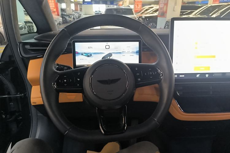 Used Geely Galaxy LEVC L380 2024 140-Degree 6-Seater All-Wheel-Drive Ultra Steering Wheel