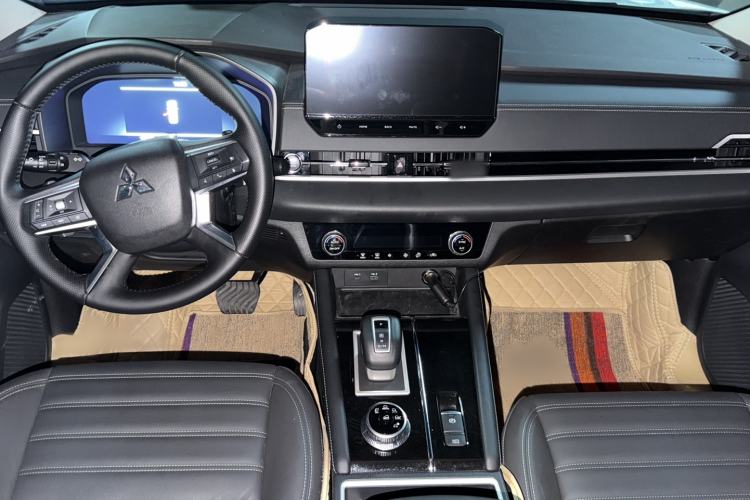 Used Mitsubishi Outlander 2023 1.5T CVT Two-Wheel Drive Luxury Edition 5 Seats Center Console