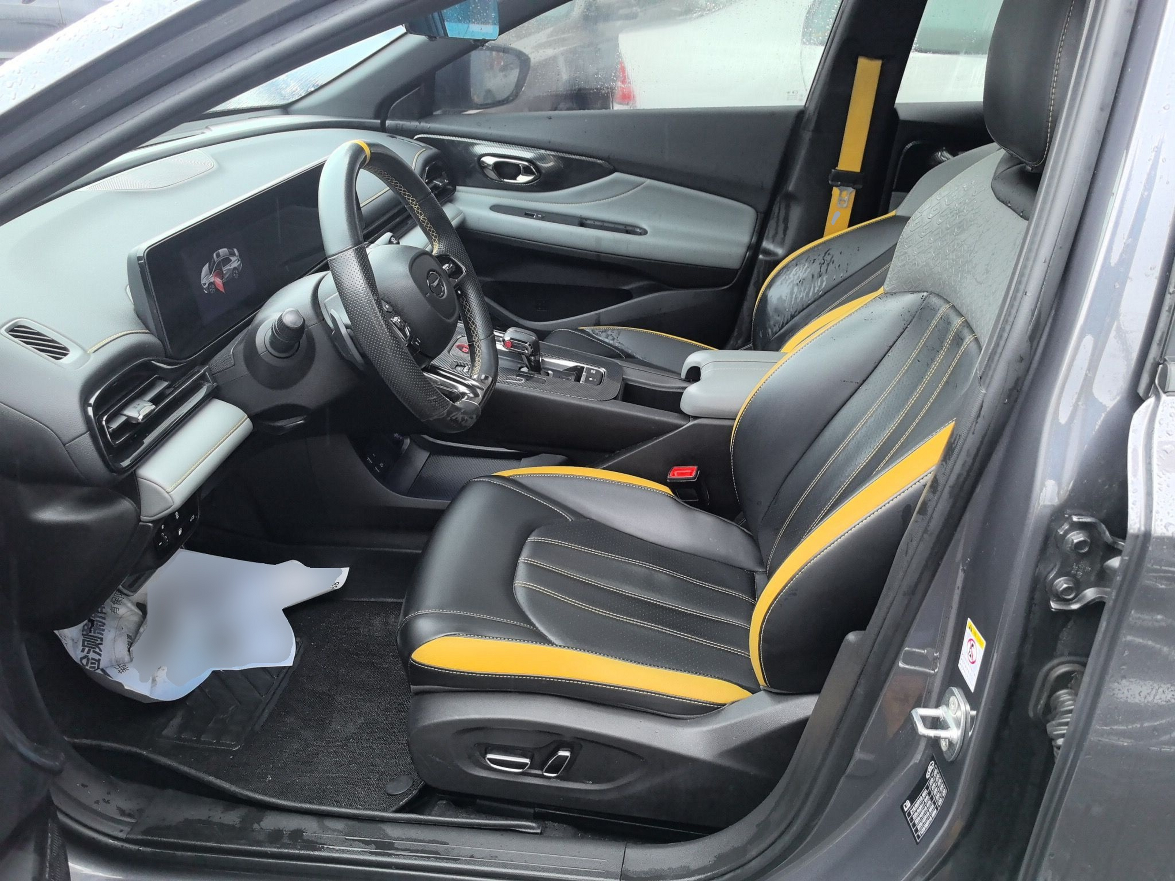 Переднее сиденье в автомобиле