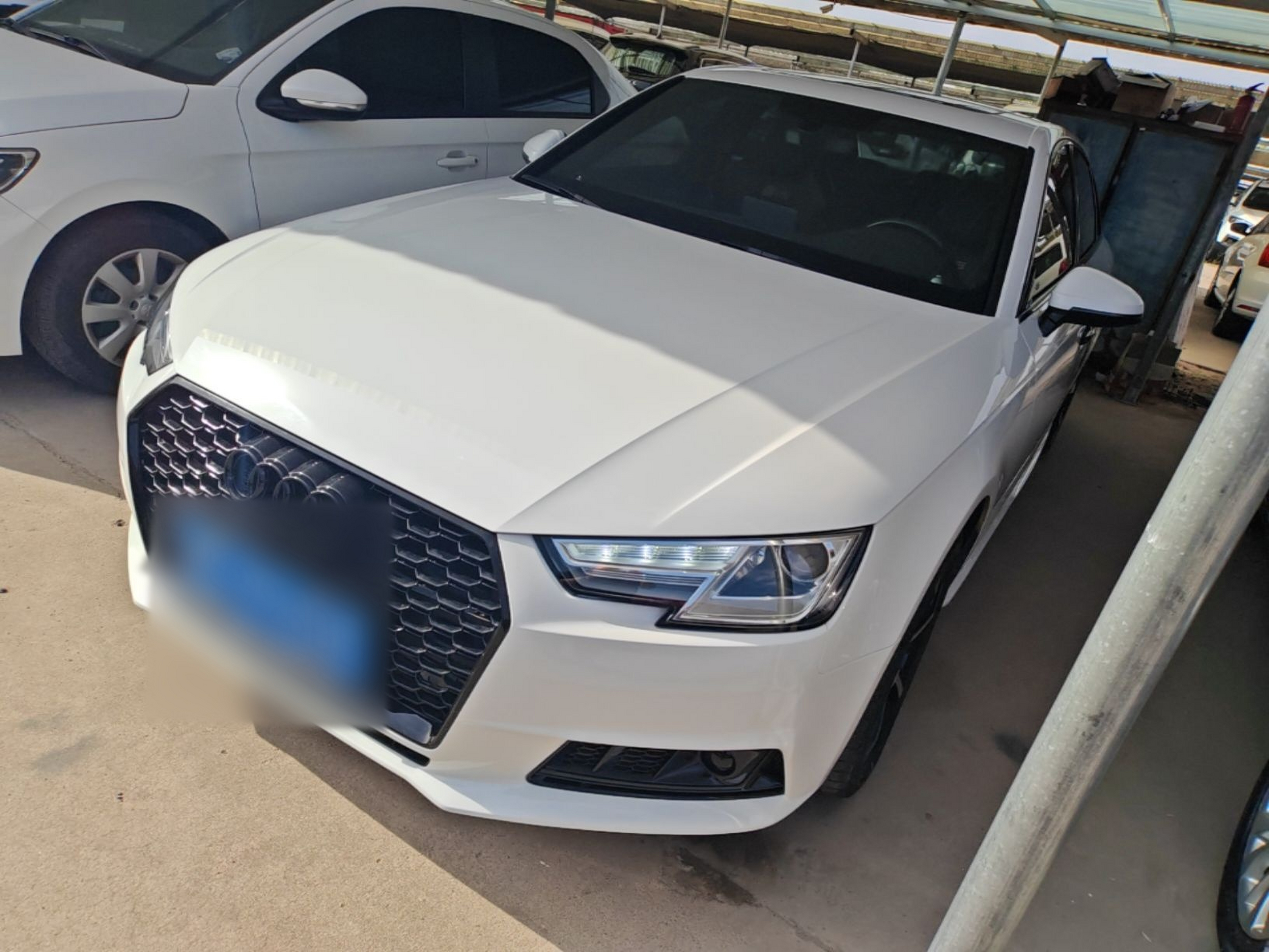 تحت مقدمة السيارة