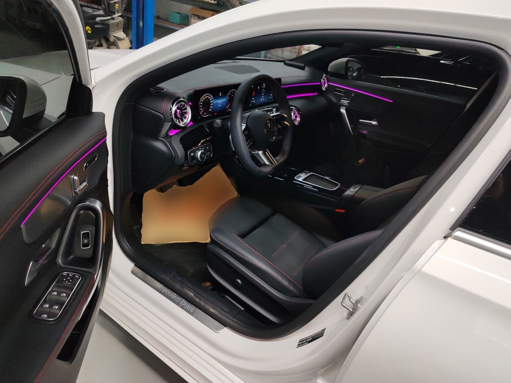 المقاعد الأمامية داخل السيارة