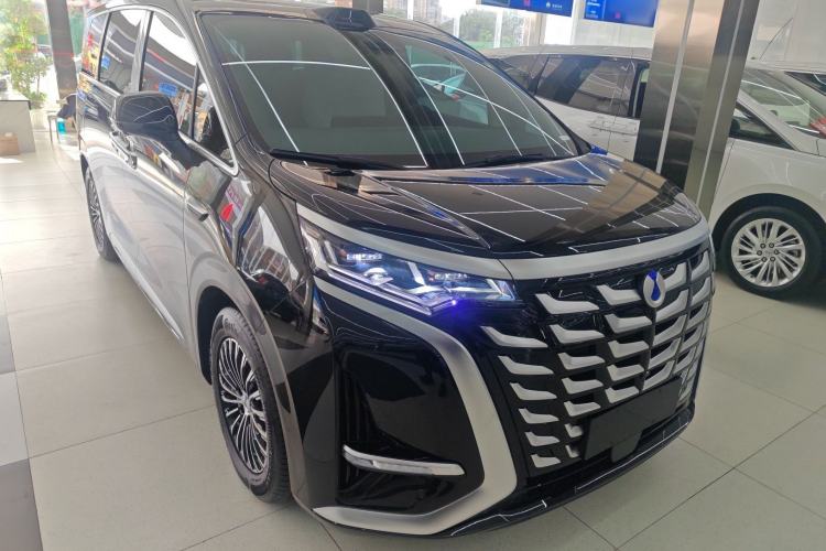 Used Denza D9 2025 DM-i Smart Drive 1020 Four-Wheel Drive Deluxe Model Front Right 45 Deg