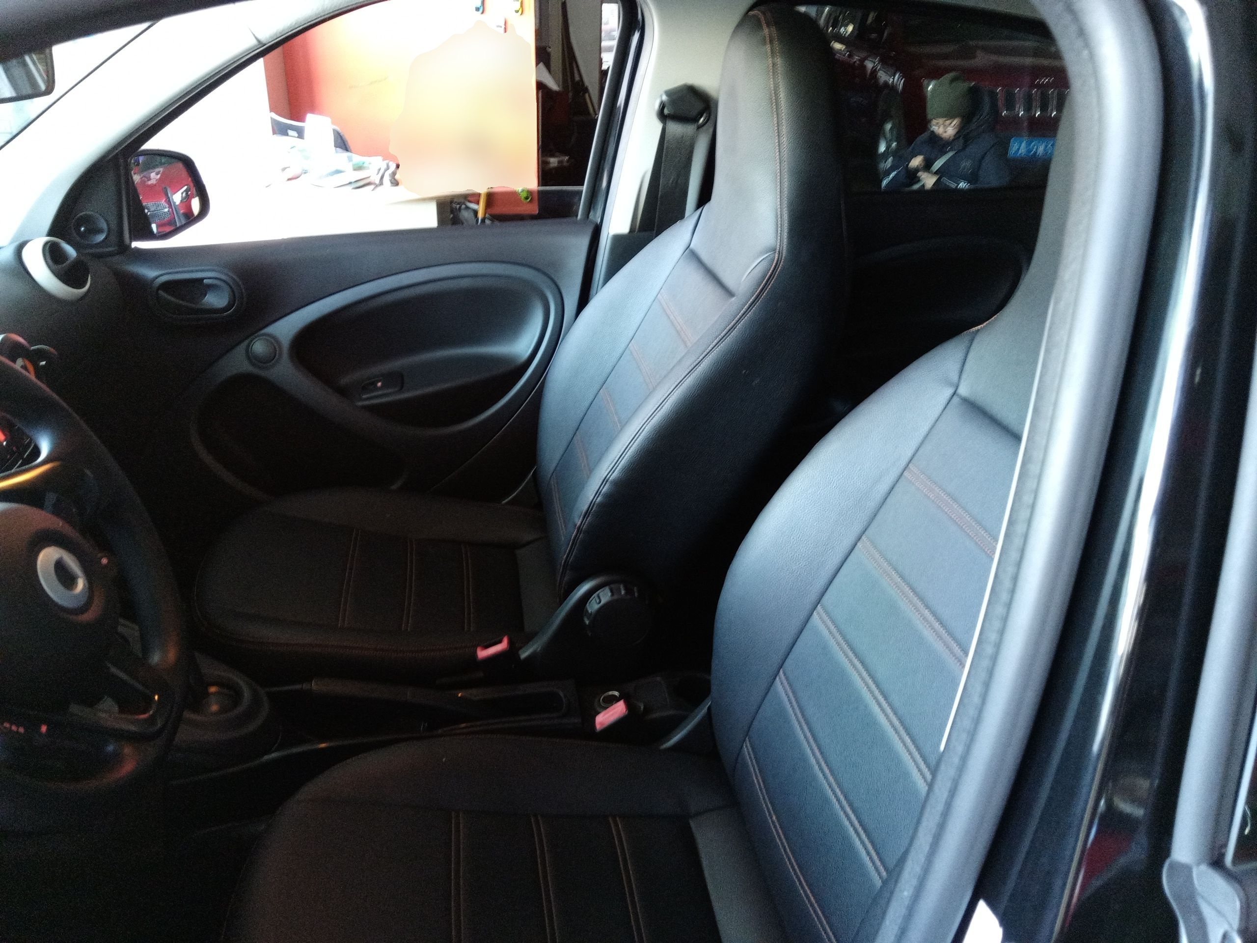 المقاعد الأمامية داخل السيارة