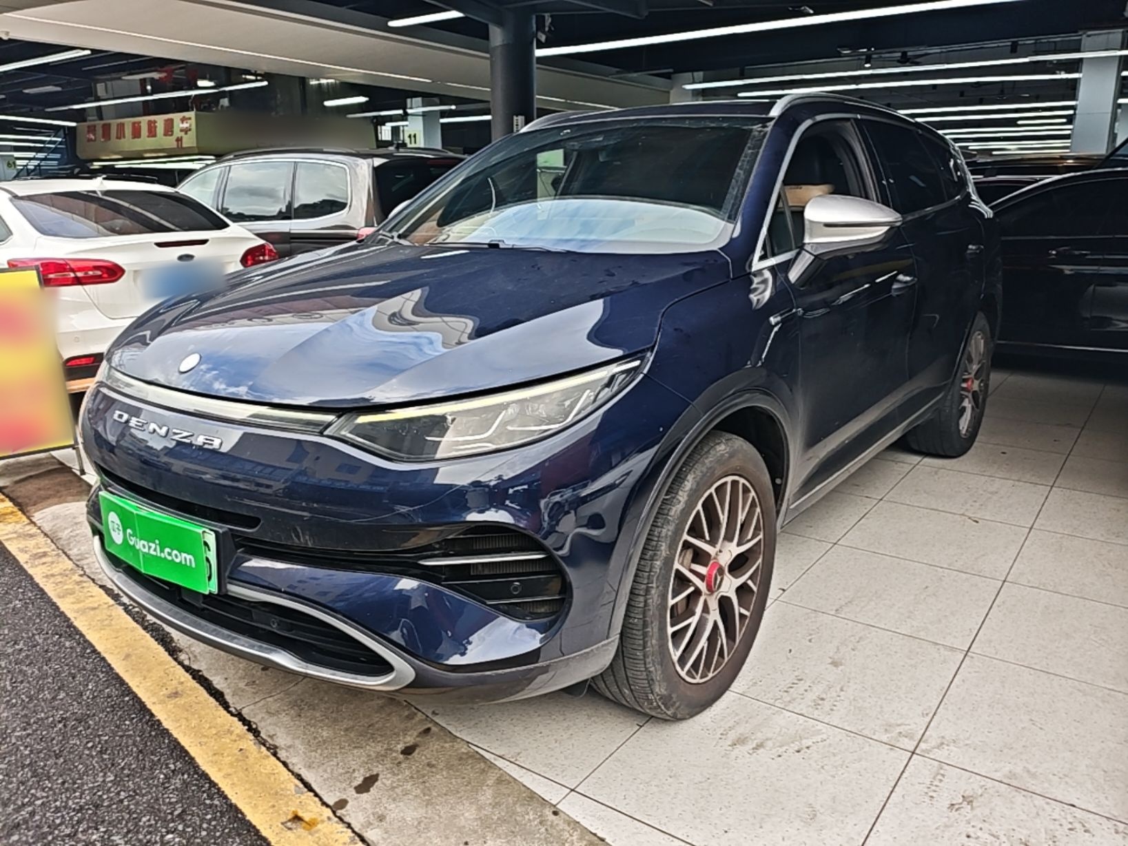 Под передней частью автомобиля