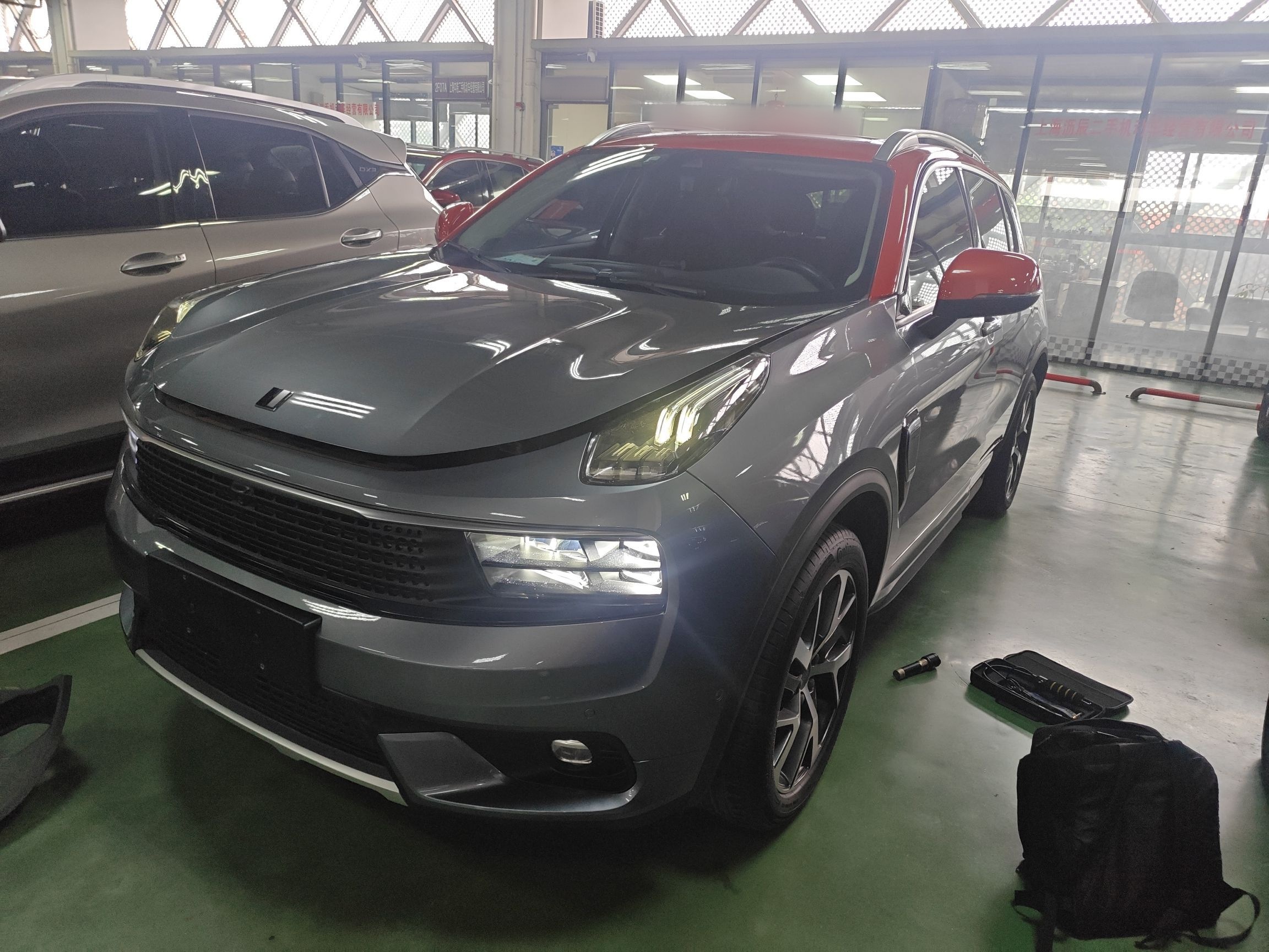 Под передней частью автомобиля