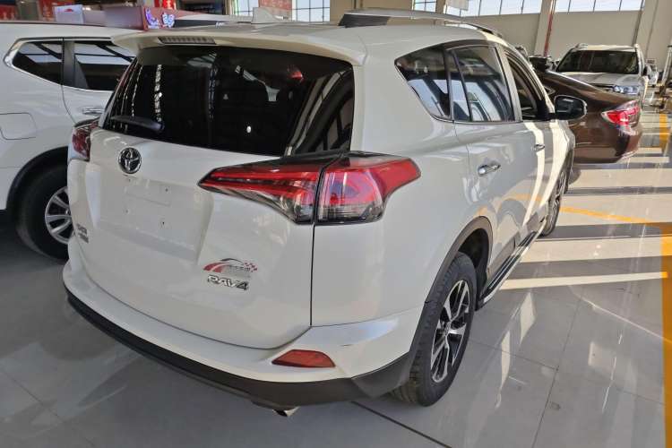 Used Toyota RAV4 2016 2.0L CVT Two-Wheel Drive Fashion Edition China V Standard
