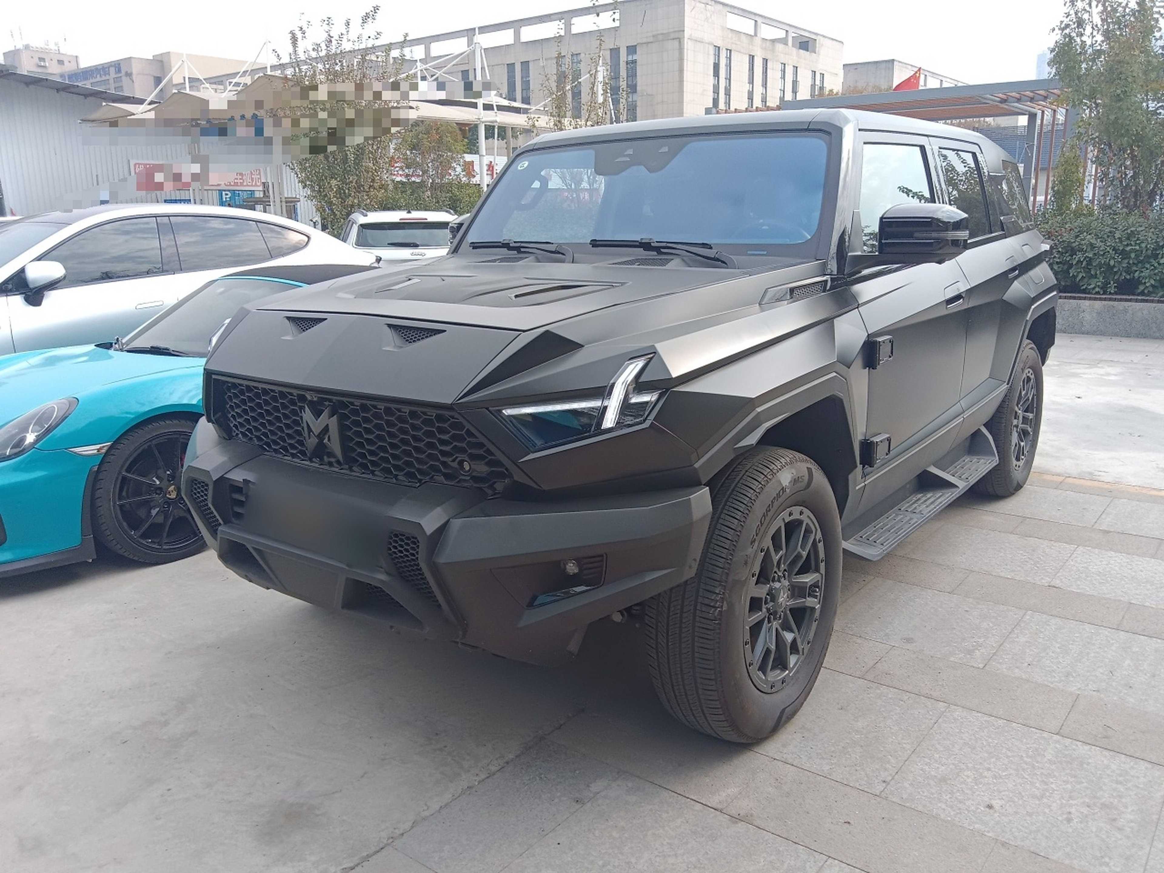 تحت مقدمة السيارة