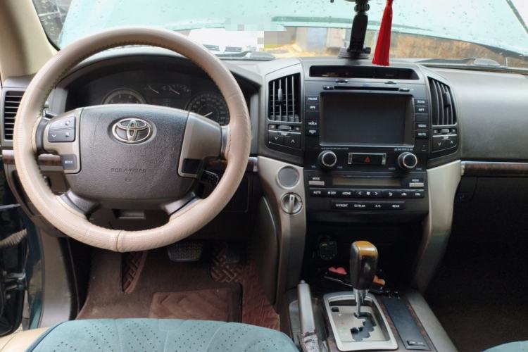 Used Toyota Land Cruiser 2010 4.0L Automatic VX Center Console