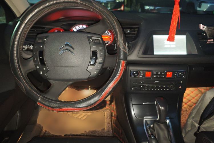 Used Citroen C5 2014 1.6T Automatic Luxury Model Center Console