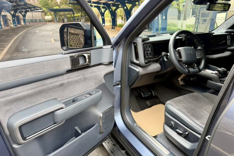 Used Formula Leopard 5 2023 Cloud Ride Flagship Edition
