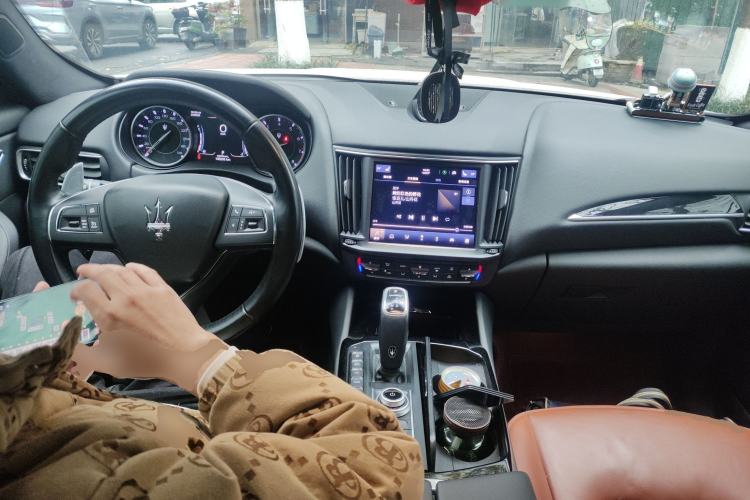 Used Maserati Levante 2022 2.0T GT Sharp Edition Center Console