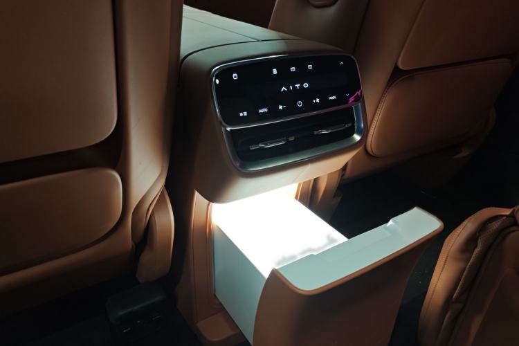 Used Hima AITO M8 2025 Extended-Range Ultra Version 53.4 kWh 6-Seater Edition Interior 9