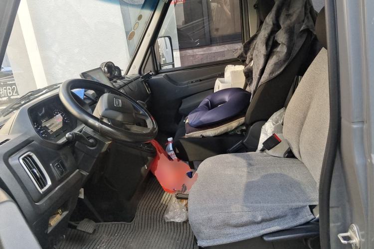 Used Iveco Daily 2023 2.5T A37M1 Multi-Purpose Passenger Vehicle Long Wheelbase Mid-Roof Design Dual Side Sliding Doors Automatic Transmission Left Front Seat