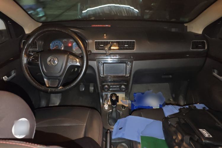 Used Dongfeng Fengon 370 2016 1.5L Manual Standard Edition SFG15-02 7 Seats Center Console