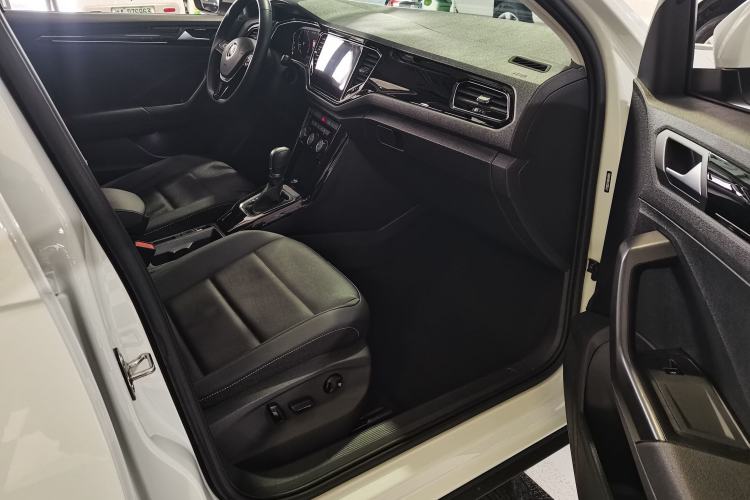 Used Volkswagen T-ROC 2022 280TSI DSG Two-Wheel Drive Comfort PLUS Interior 3