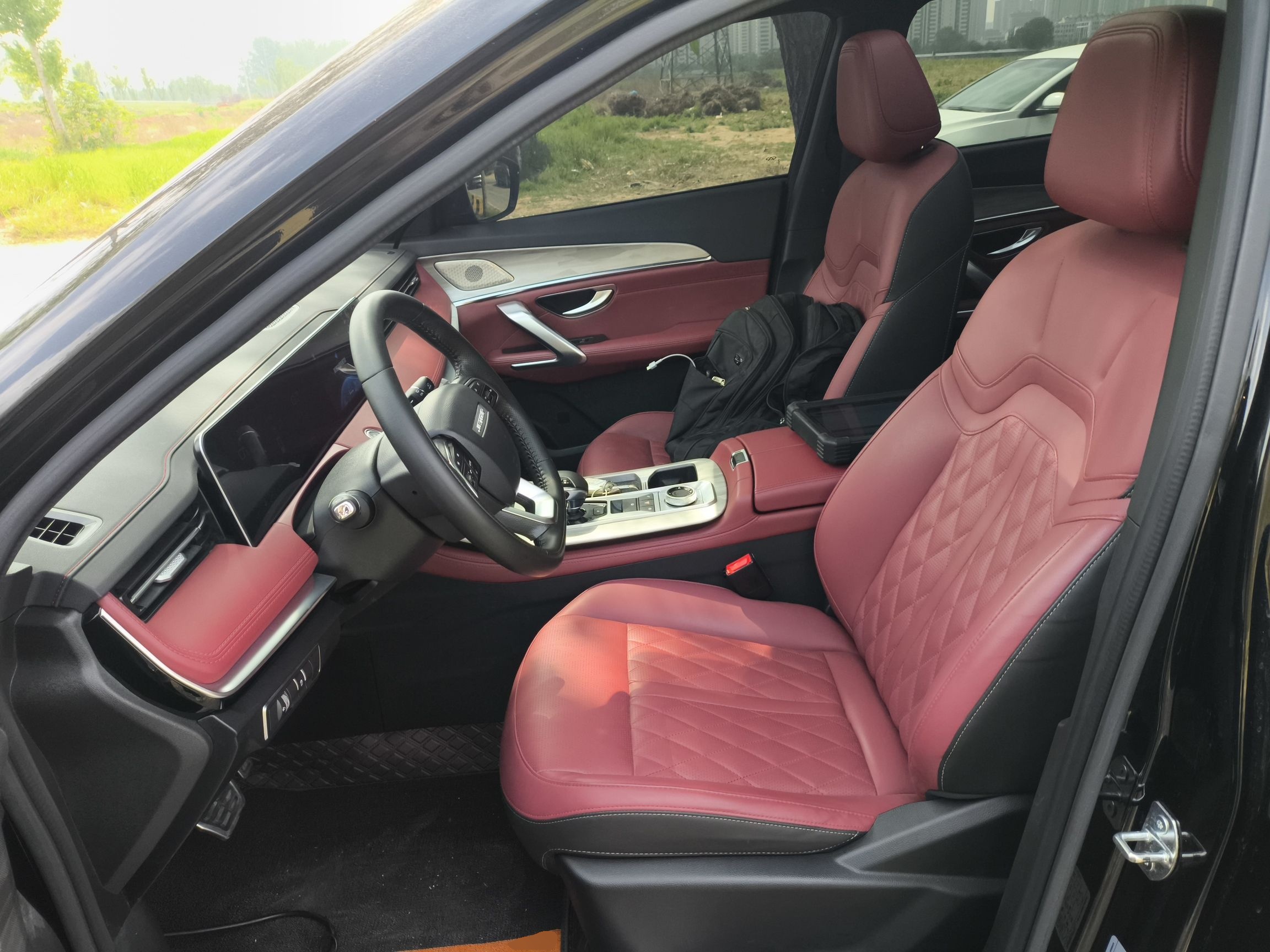 المقاعد الأمامية داخل السيارة