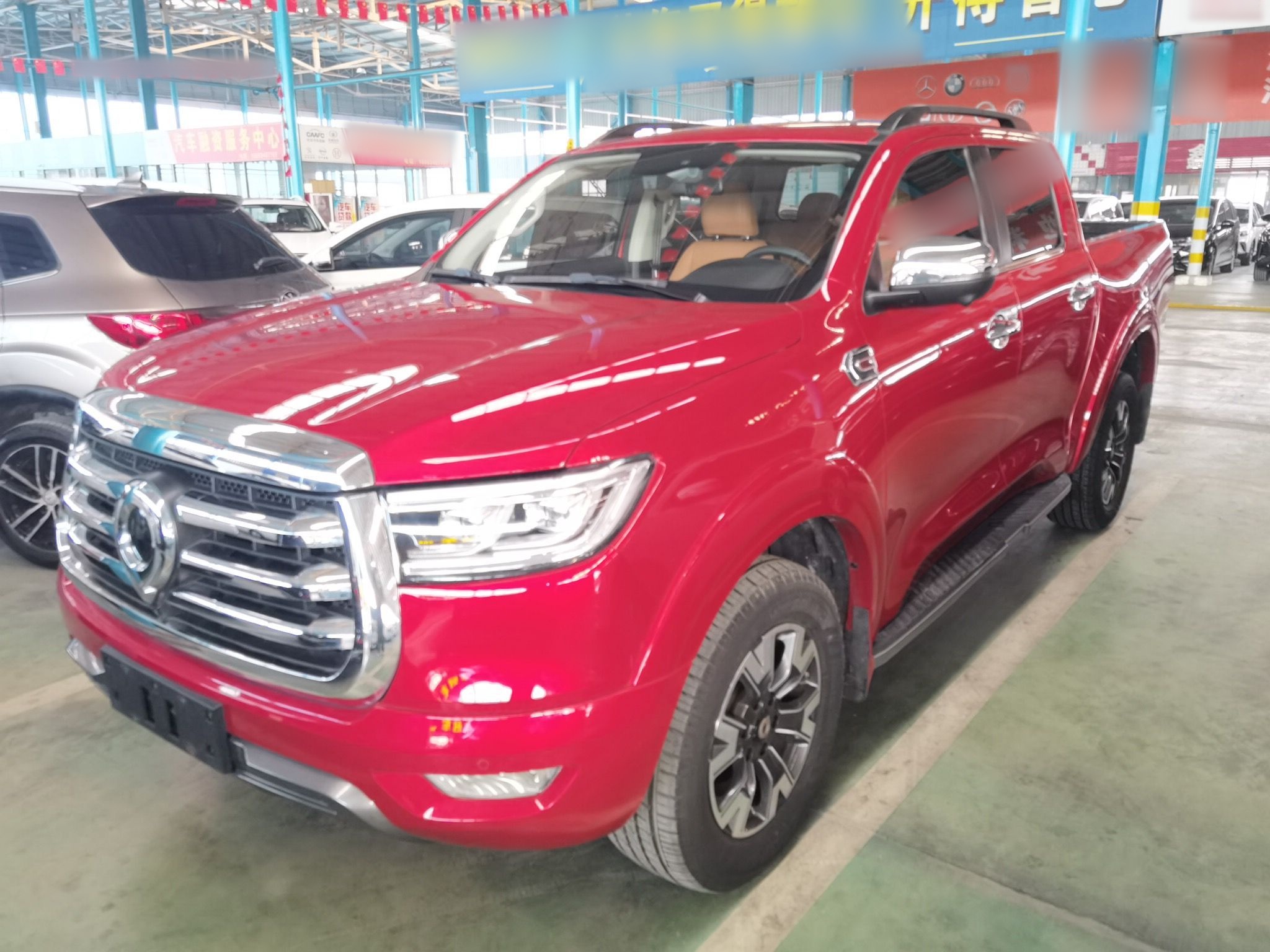 تحت مقدمة السيارة