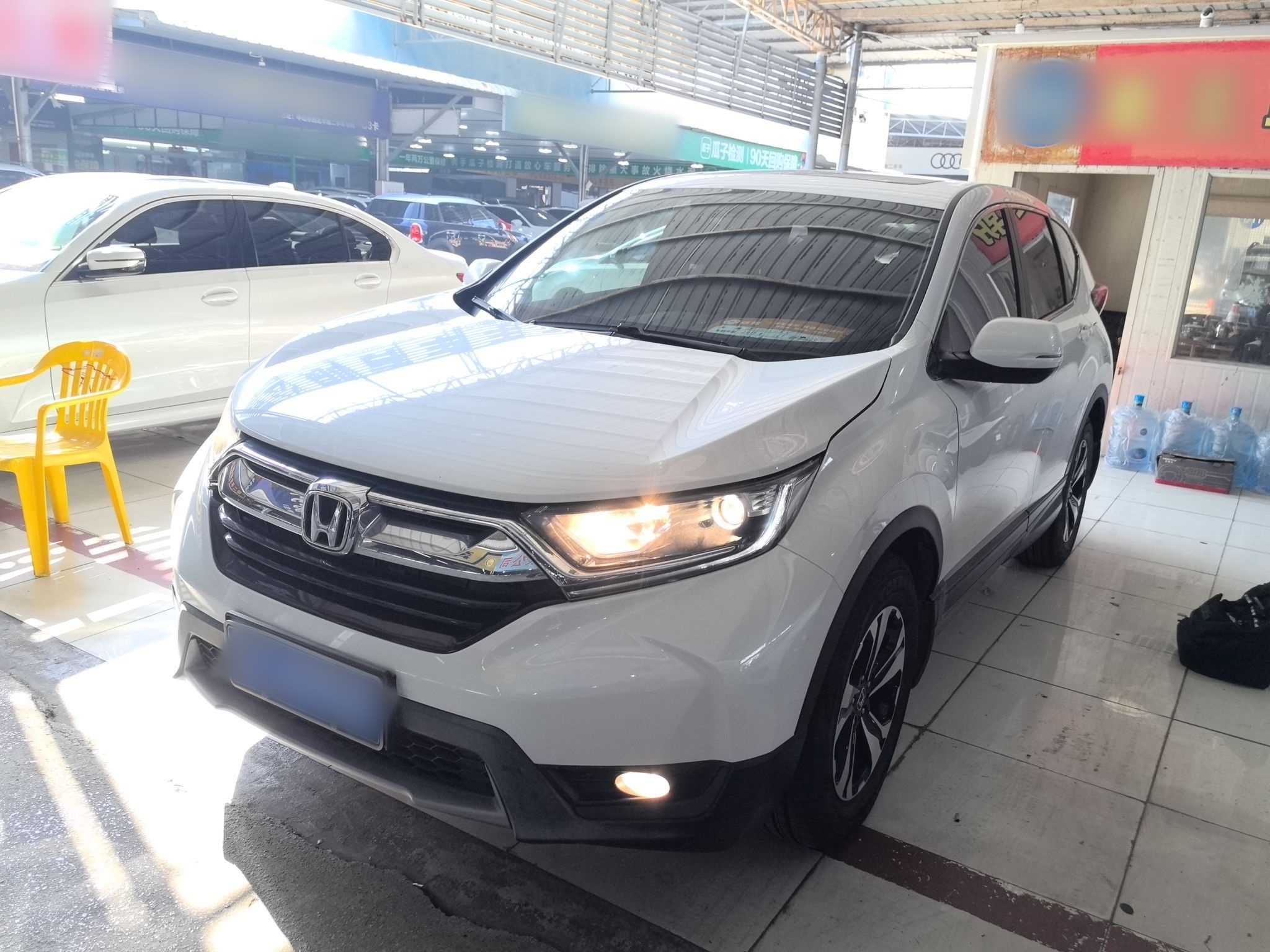 تحت مقدمة السيارة