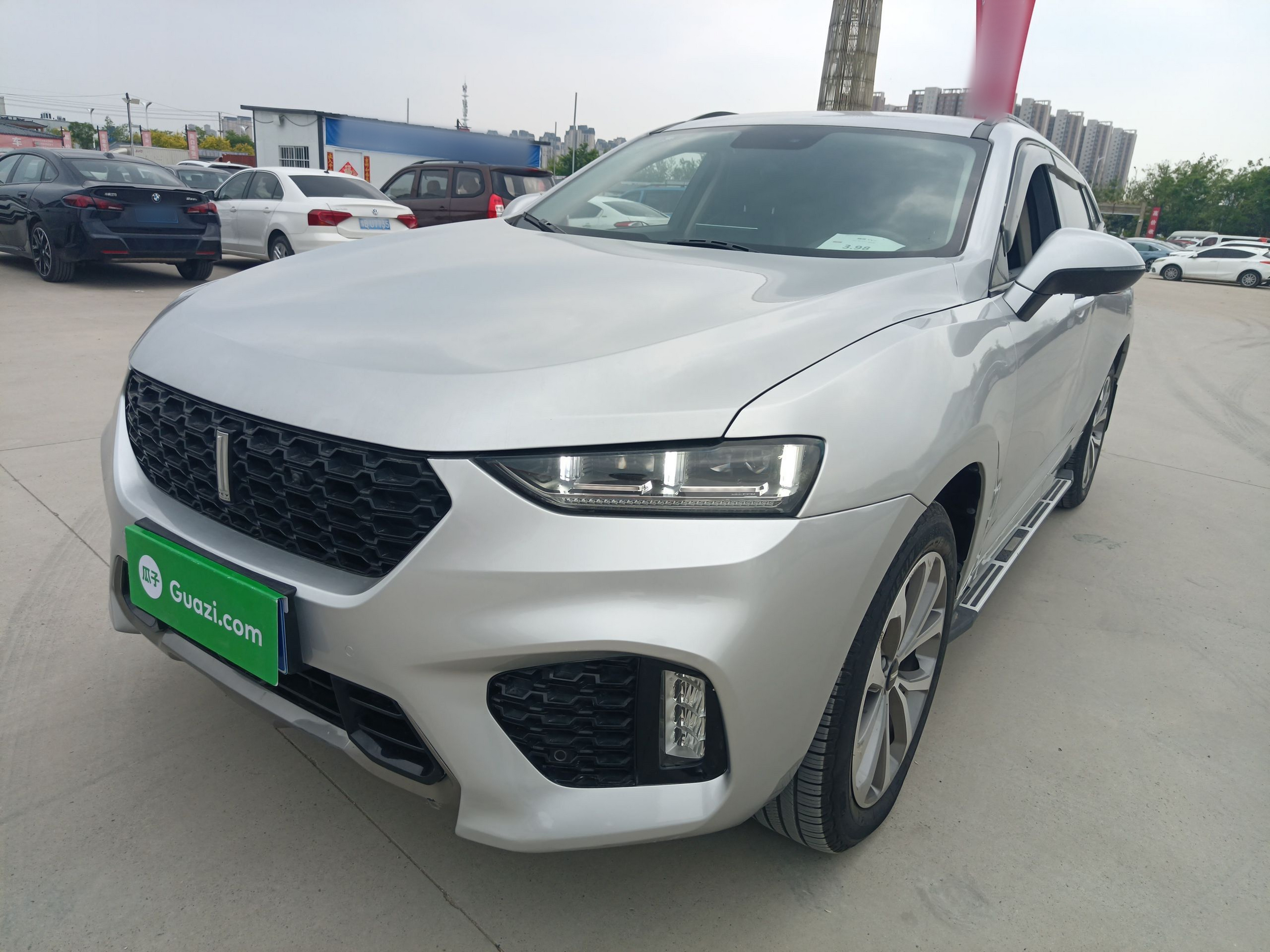 Под передней частью автомобиля