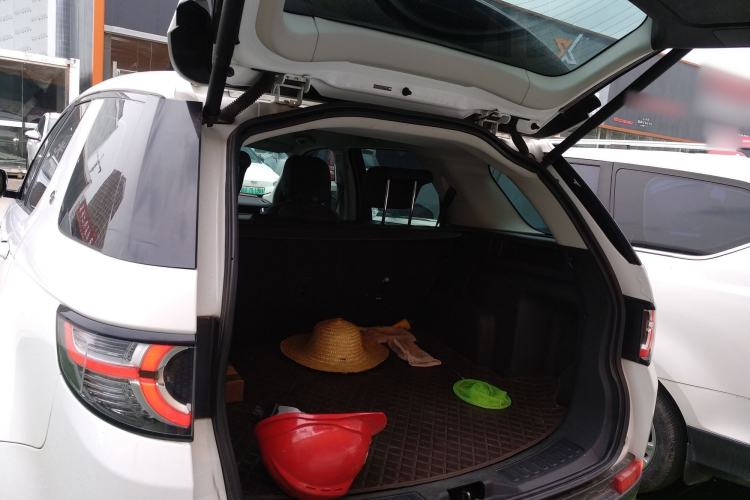 Used Land Rover Discovery Sport 2019 240 PS SE Version China VI Standard Trunk