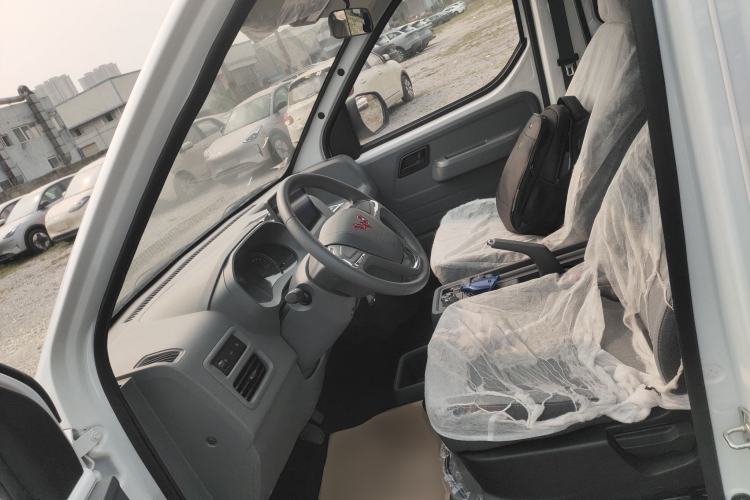 Used Wuling Yangguang 2024 300KM Comfort Version Passenger Van 75kW
