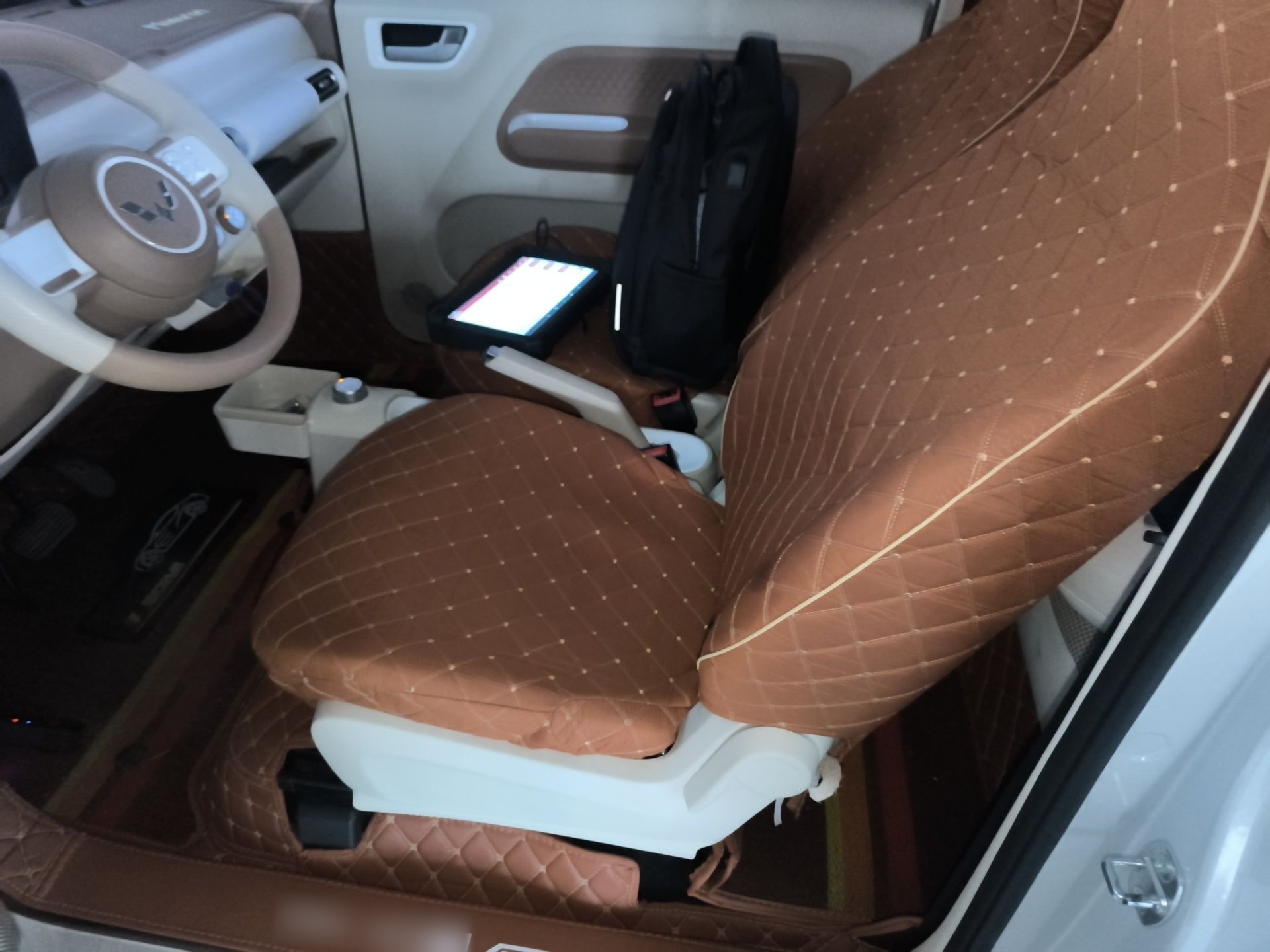 المقاعد الأمامية داخل السيارة